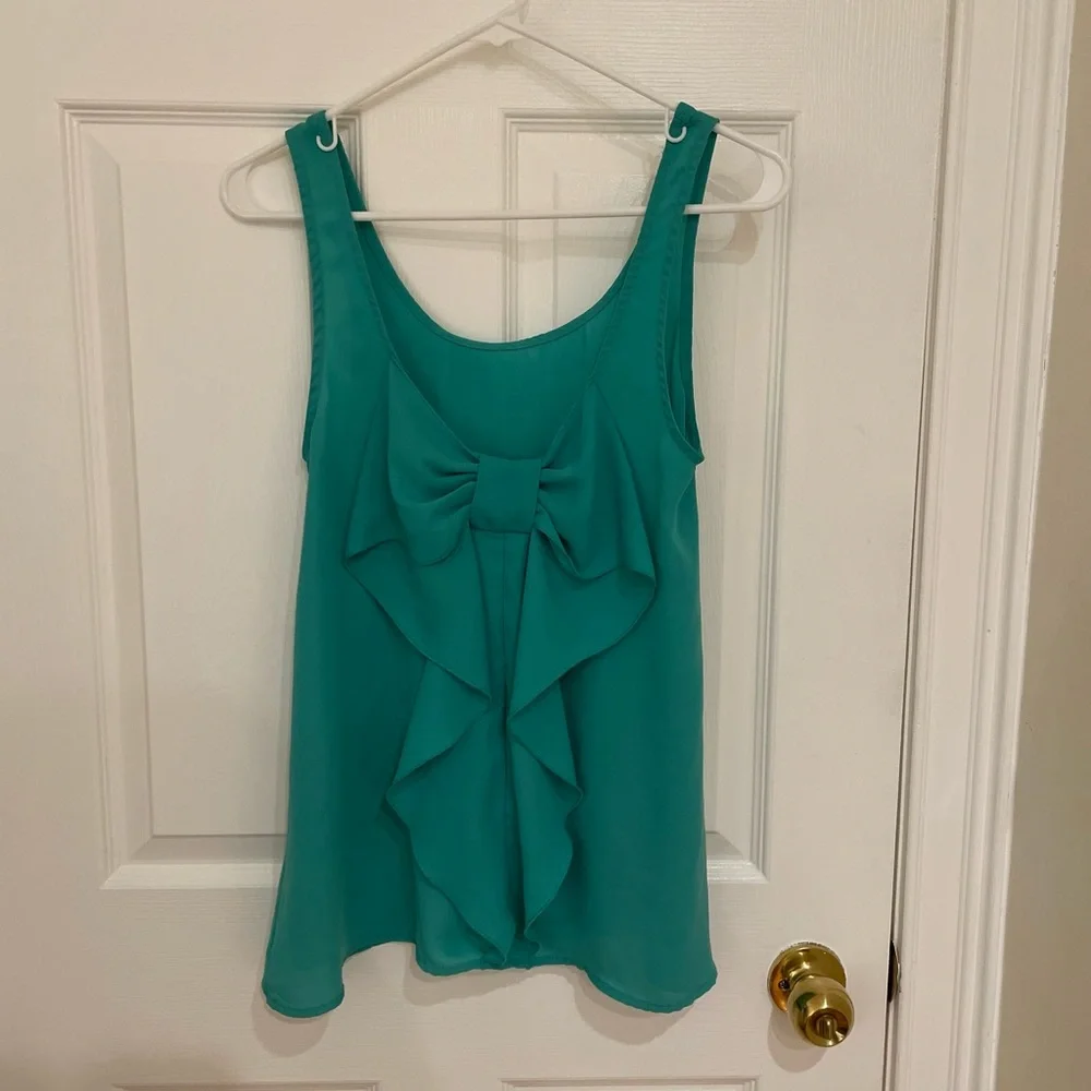 Everly green top - Picture 2 of 3